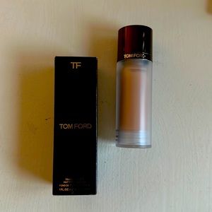 Tom Ford Traceless Matte Foundation 
Color: Champagne 3.7